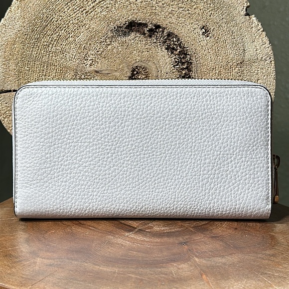 *LIKE NEW* COACH Embossed Horse & Carriage Long Zip-Around Wallet - Picture 2 of 16